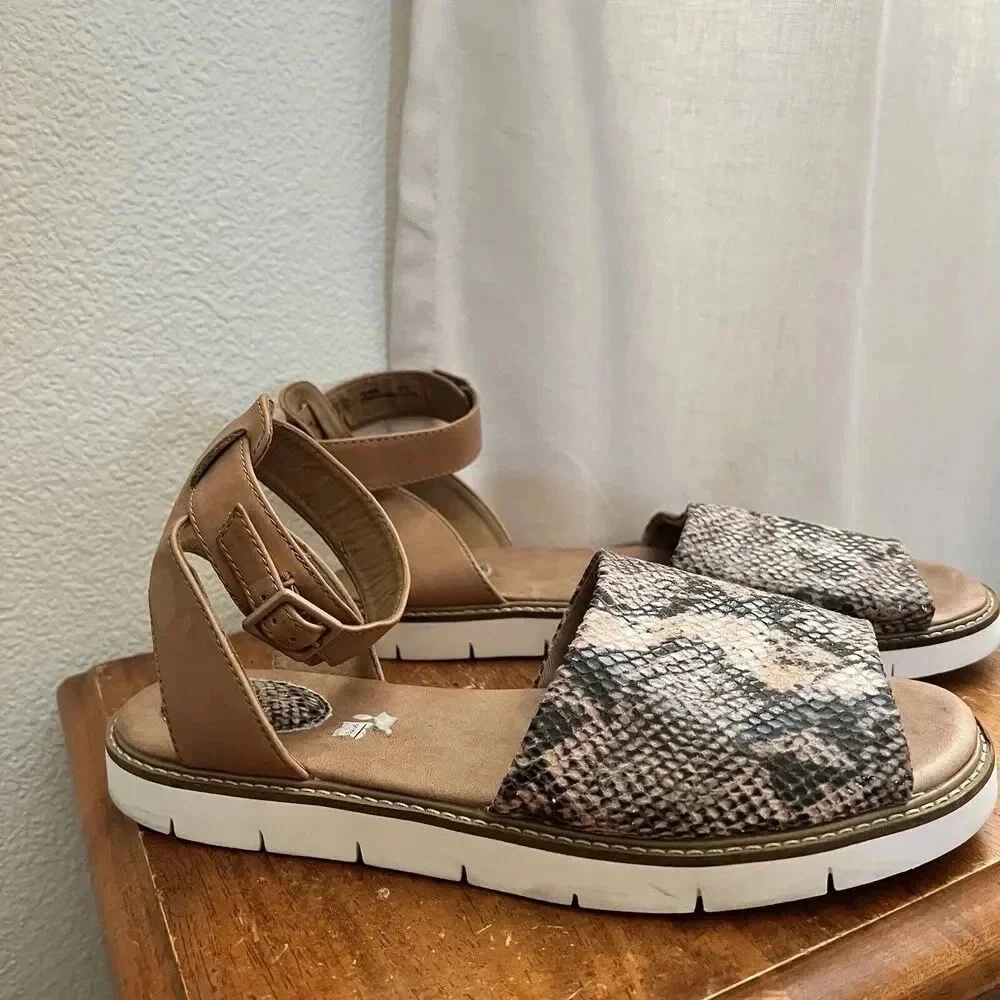 Clarks Artisan Lydie Hala Snake Comfort Flat Leather Sandals Womens 9.5 Tan Boho